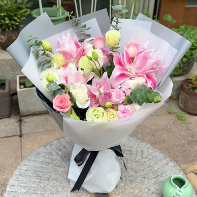 衢州9朵玫瑰混搭百合，爱恋纯真无邪